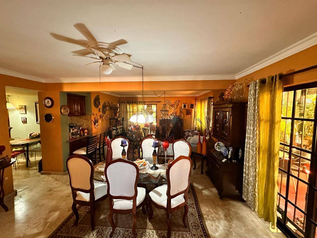 Casa de 2 Niveles en Residencial Cerrado con Seguridad