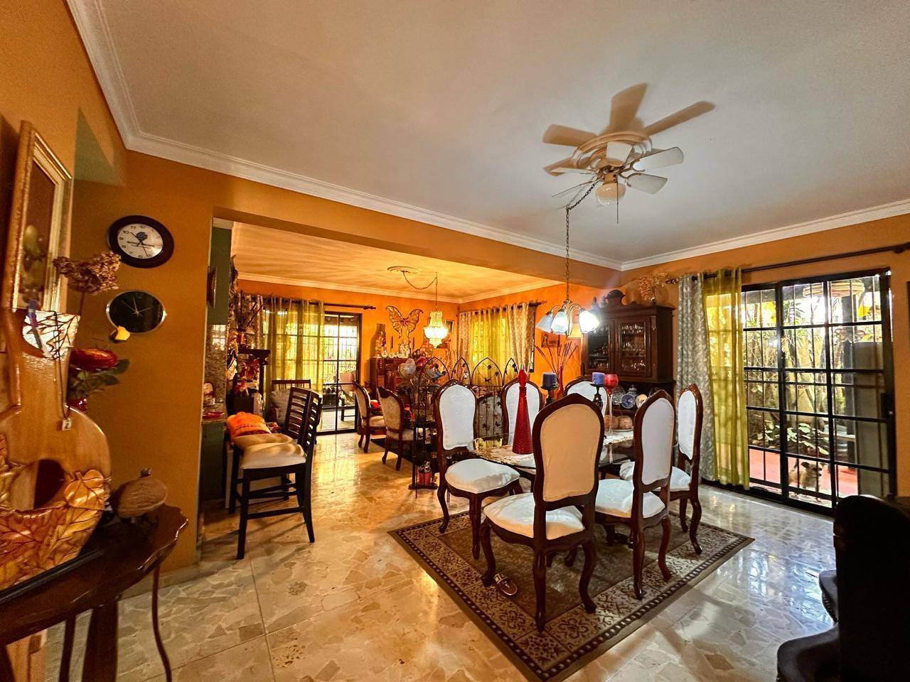 Casa de 2 Niveles en Residencial Cerrado con Seguridad