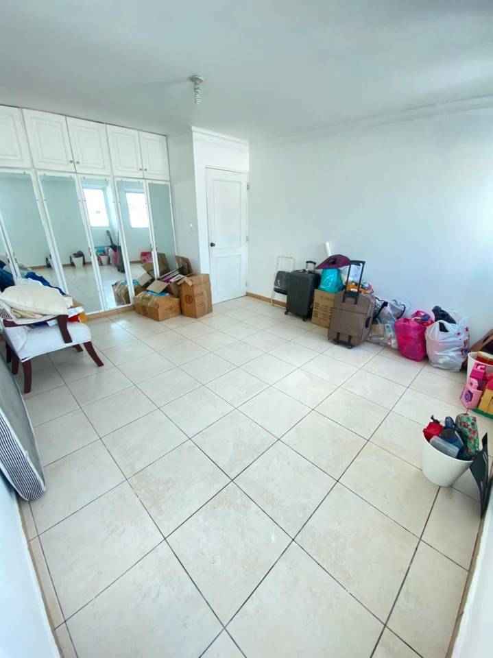 Alquilo penthouse clásico de 3 habitaciones en Bella Vista