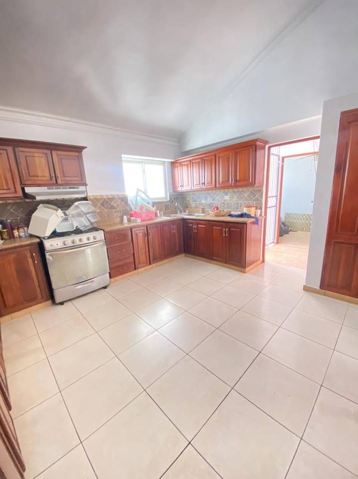 Alquilo penthouse clásico de 3 habitaciones en Bella Vista