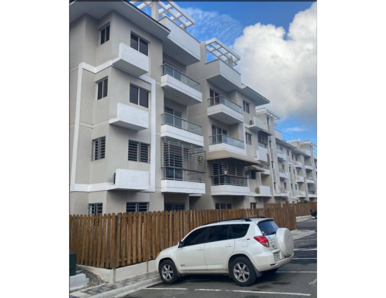 Apartamento 2 Habs. 2B. 1P. Urbanización Monumental, Santo Domingo Oeste.