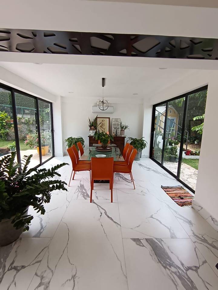 Venta de casa de 2 niveles, 3 habitaciones y 5 baños lista para vivir en Las Praderas, Santo Domingo