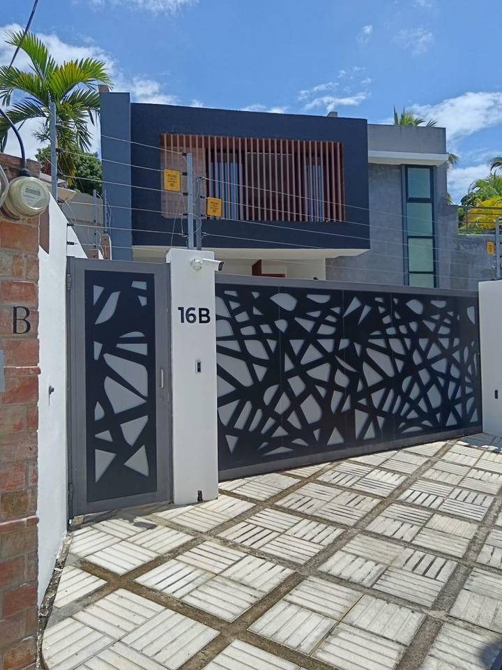 Venta de casa de 2 niveles, 3 habitaciones y 5 baños lista para vivir en Las Praderas, Santo Domingo