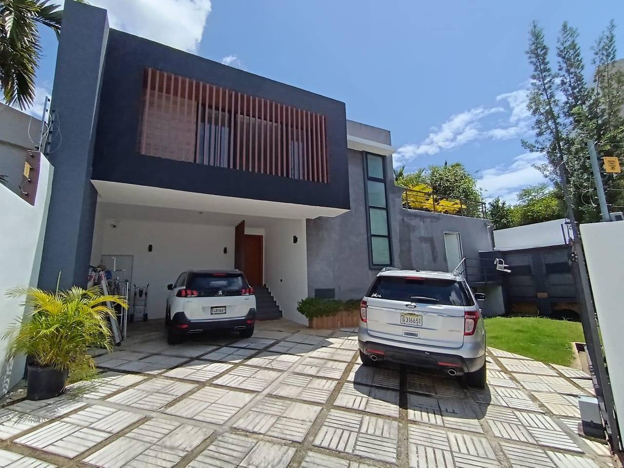 Venta de casa de 2 niveles, 3 habitaciones y 5 baños lista para vivir en Las Praderas, Santo Domingo