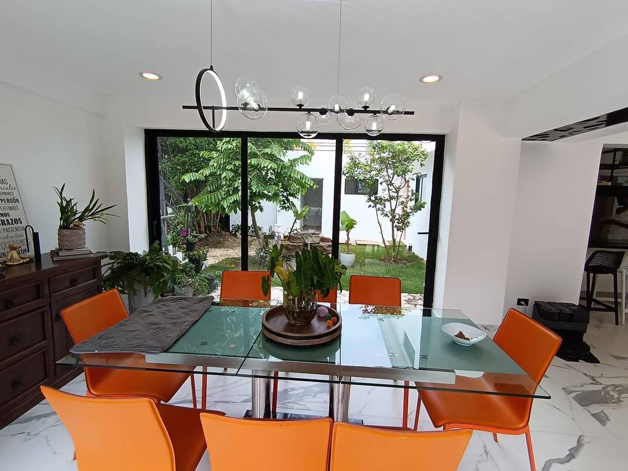 Venta de casa de 2 niveles, 3 habitaciones y 5 baños lista para vivir en Las Praderas, Santo Domingo