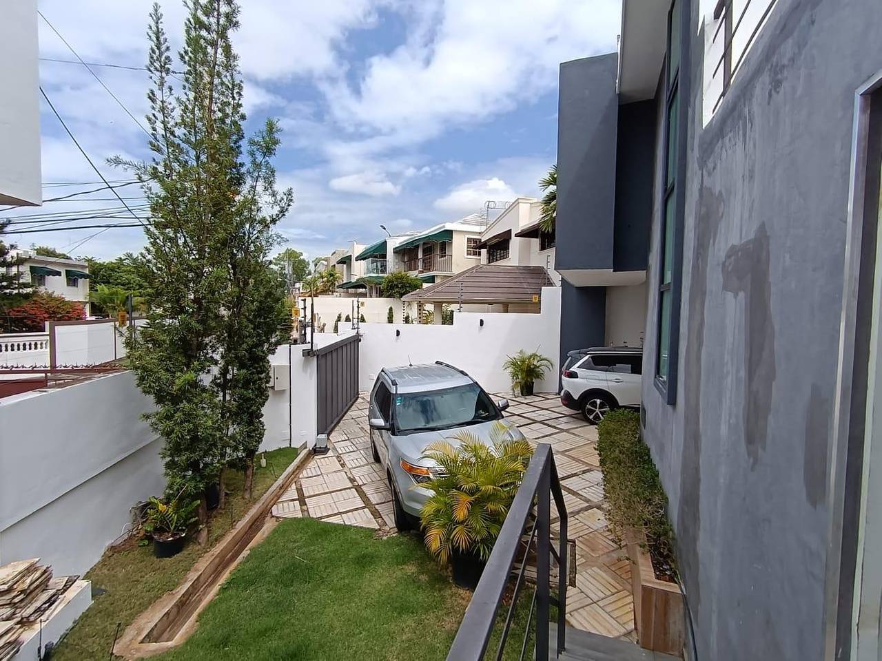 Venta de casa de 2 niveles, 3 habitaciones y 5 baños lista para vivir en Las Praderas, Santo Domingo