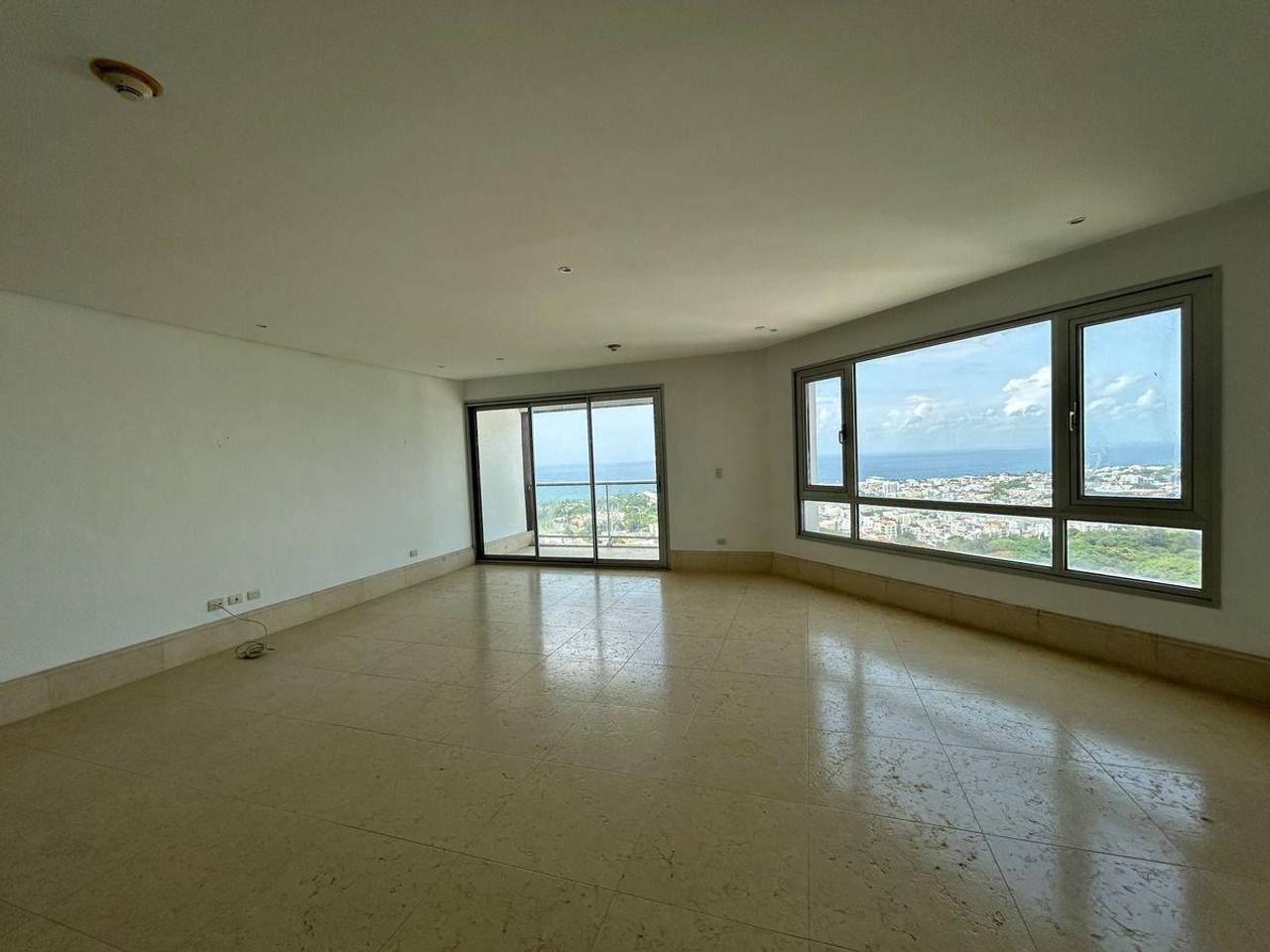 Los Cacicazgos, en alquiler apartamento amplio en torre moderna.