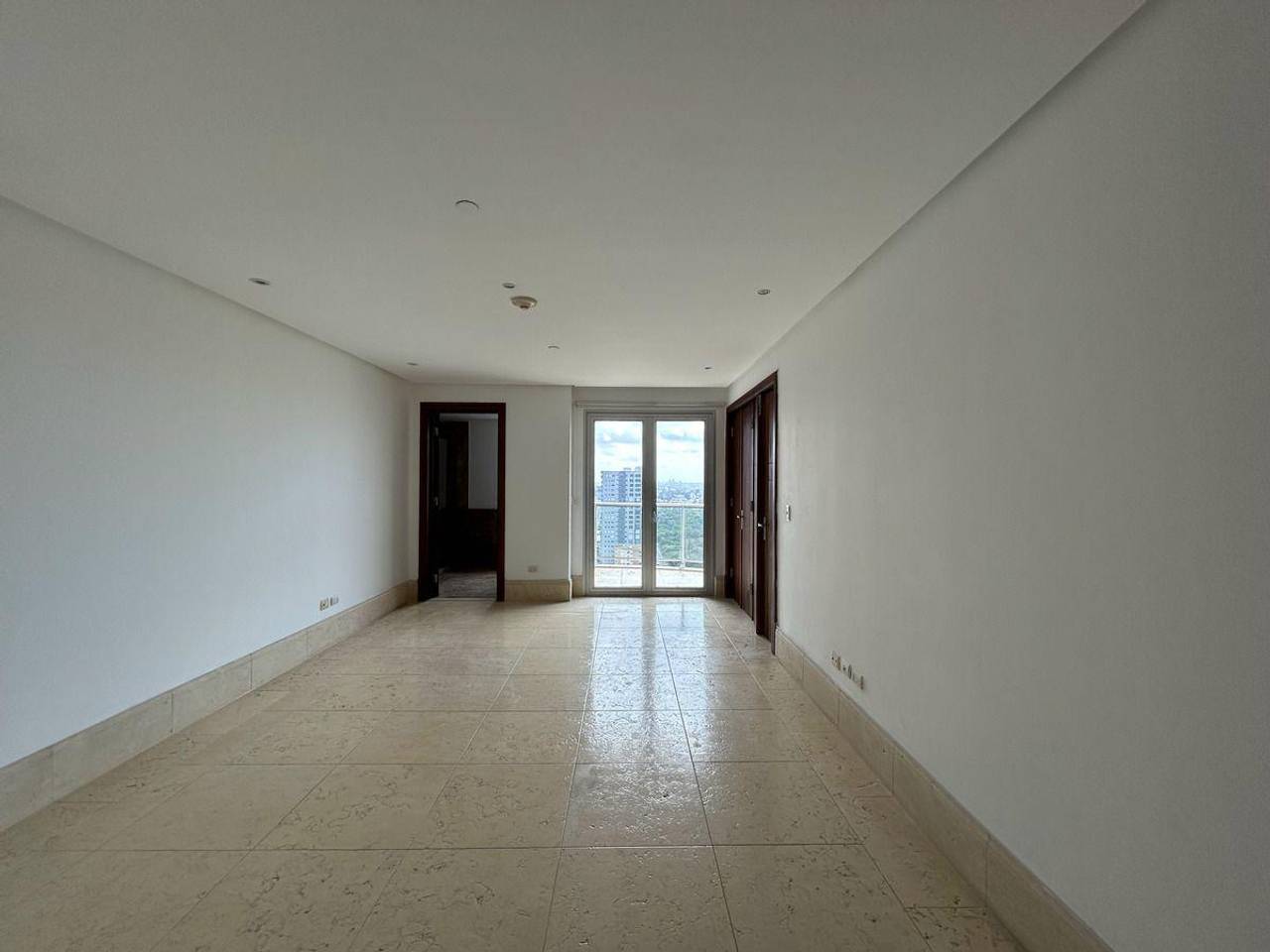 Los Cacicazgos, en alquiler apartamento amplio en torre moderna.