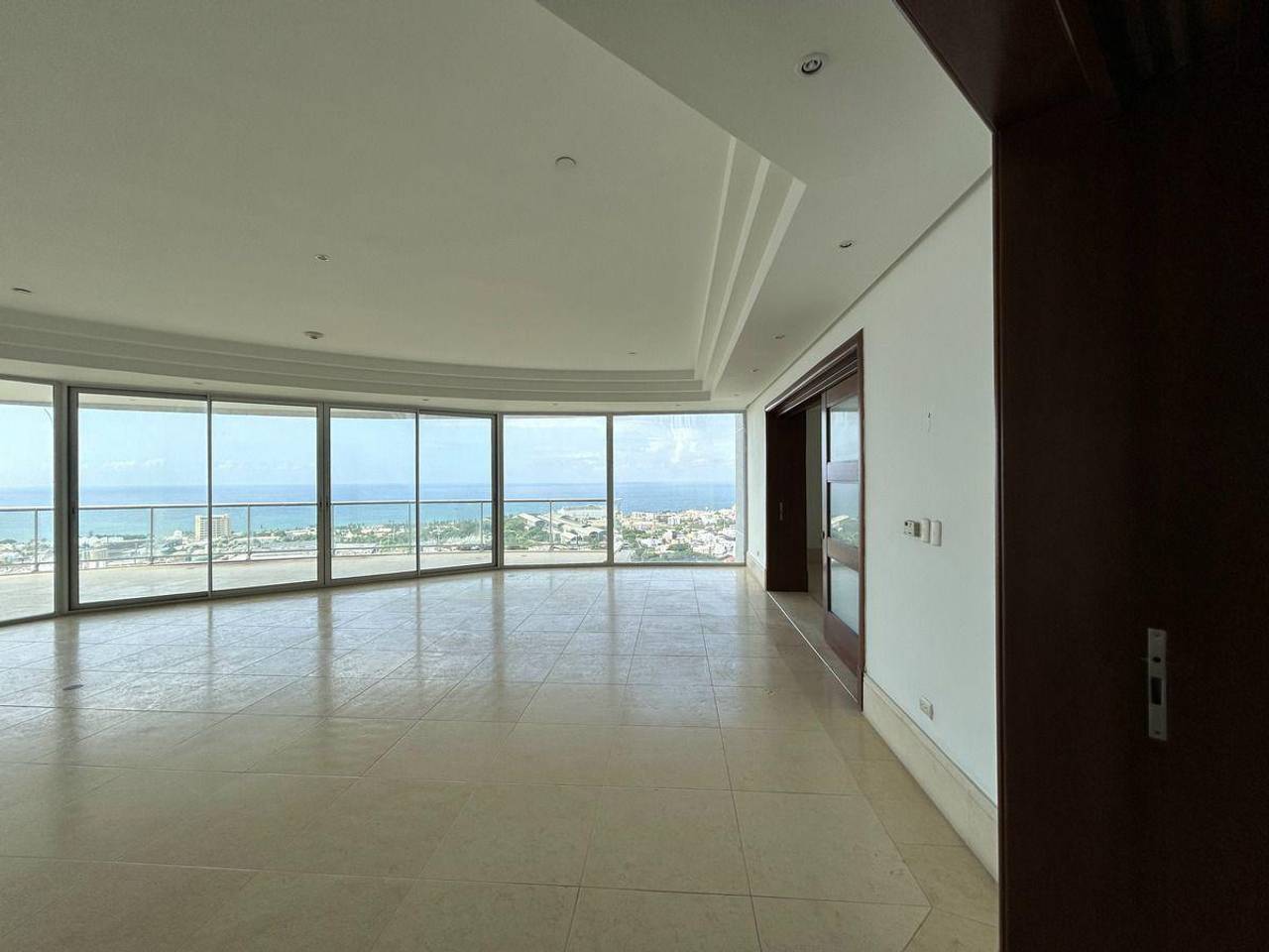 Los Cacicazgos, en alquiler apartamento amplio en torre moderna.