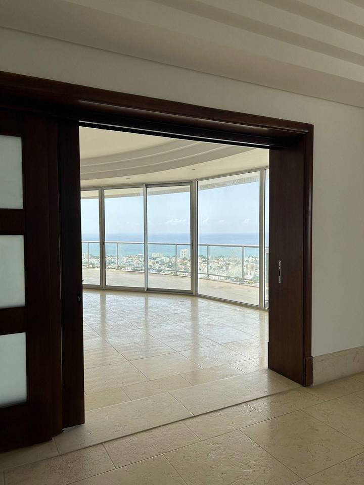 Los Cacicazgos, en alquiler apartamento amplio en torre moderna.