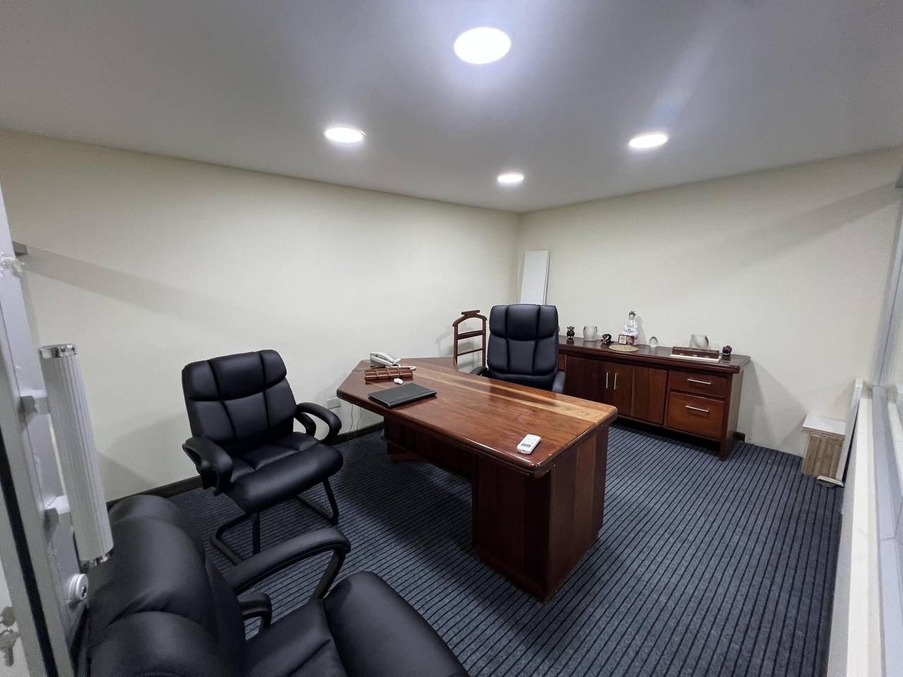 Sale of furnished commercial space Malecón Center RD$8,500,000 4