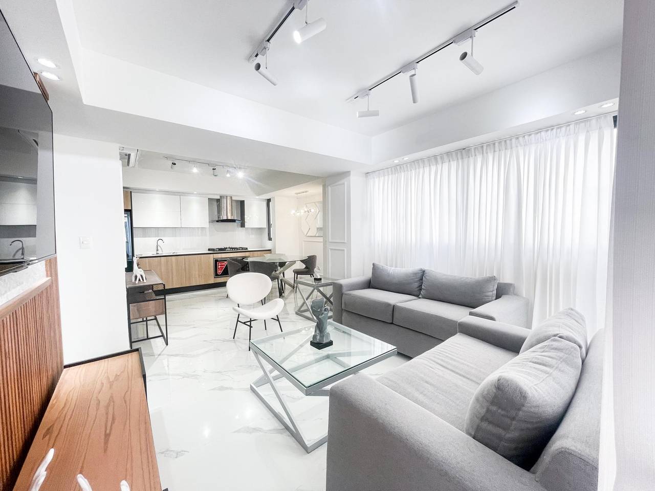 Apartamento de 2 Habitaciones en Venta en Arroyo Hondo, Santo Domingo | Piscina