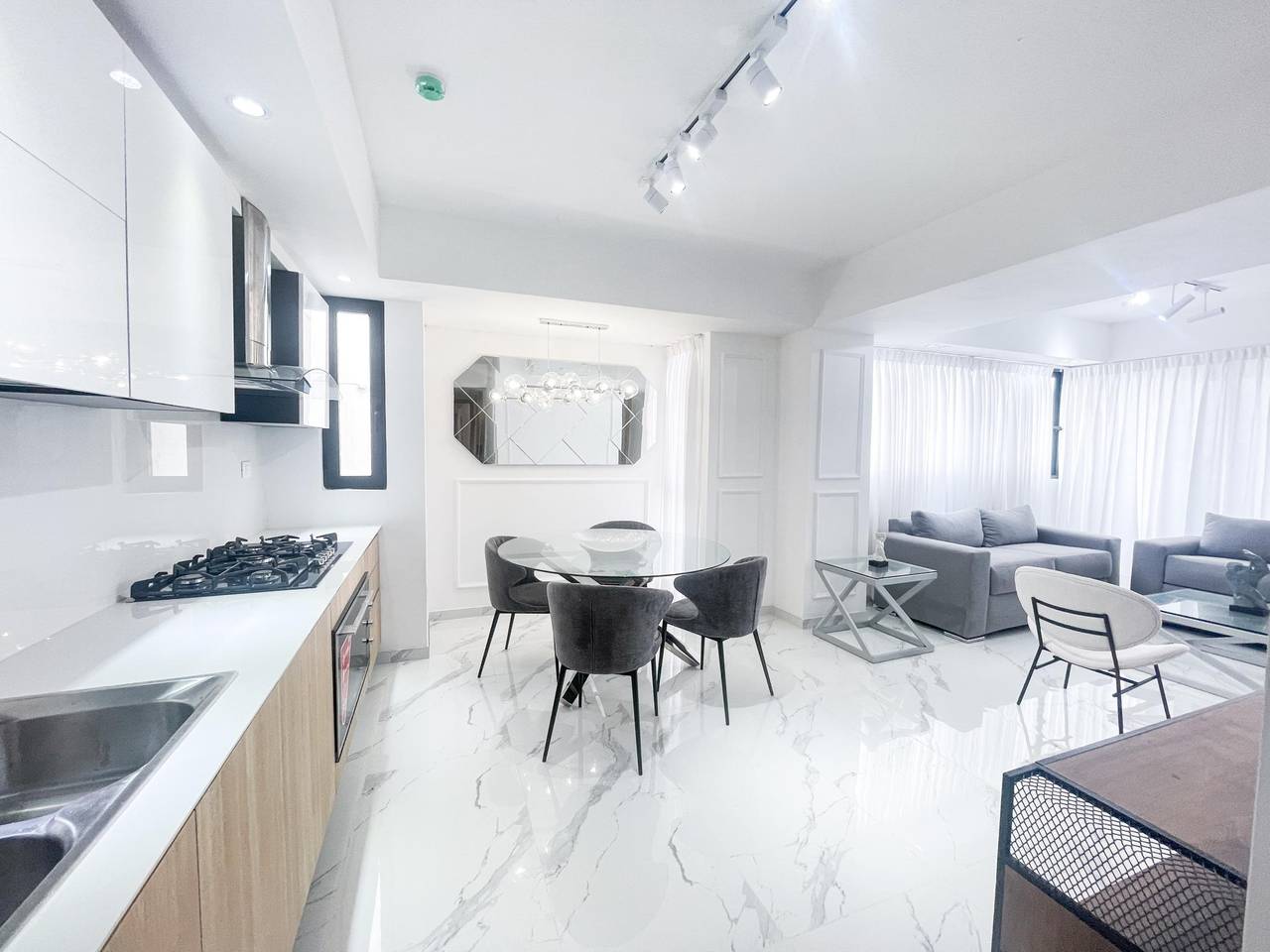 Apartamento de 2 Habitaciones en Venta en Arroyo Hondo, Santo Domingo | Piscina