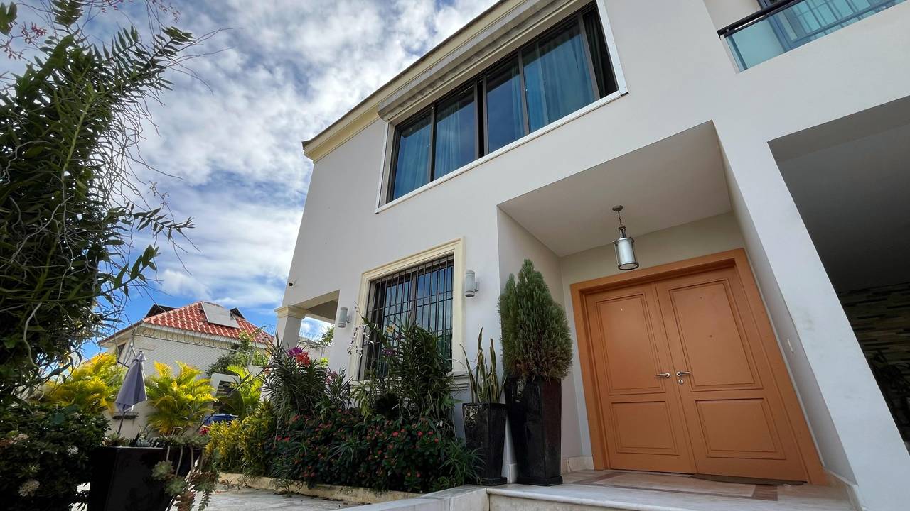 Casa Amueblada de Lujo en Alquiler – Altos de Arroyo Hondo III, Santo Domingo