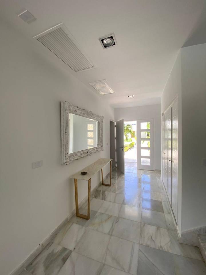 En venta hermosa Villa con piscina en Playa Nueva Romana