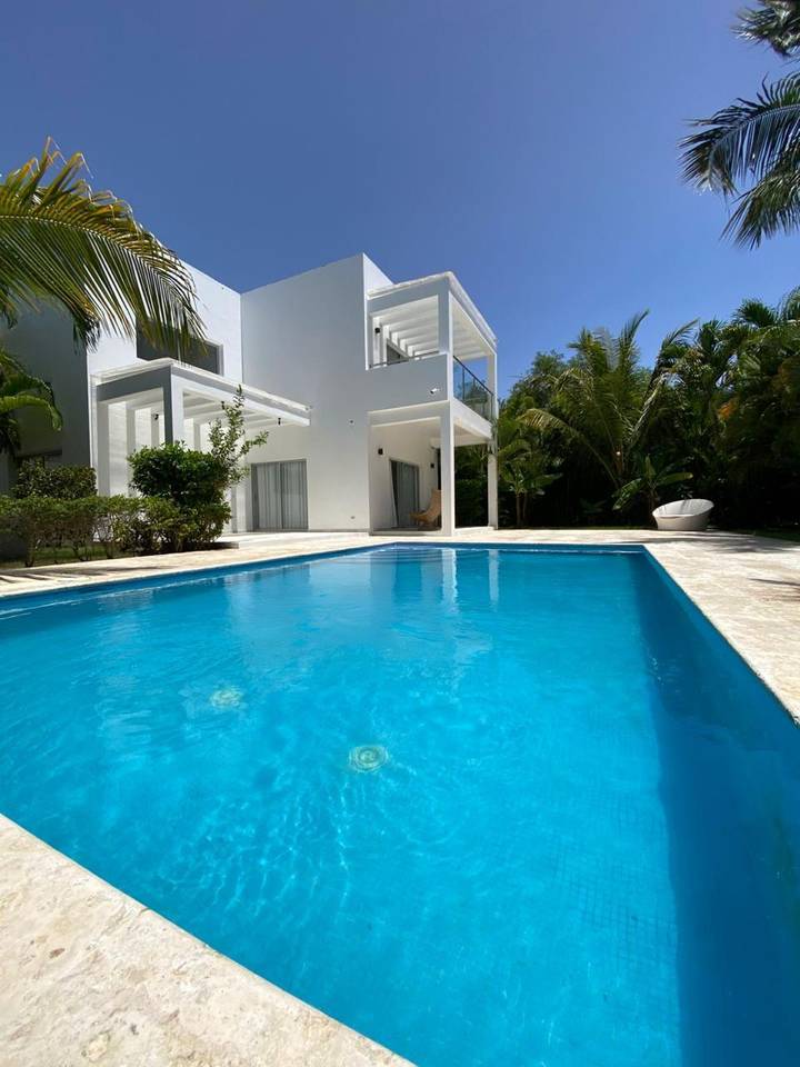 En venta hermosa Villa con piscina en Playa Nueva Romana