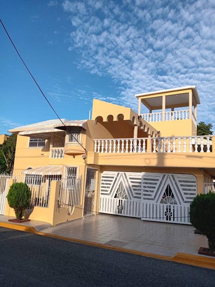 Casa Amplia Multifamiliar en Venta en Santo Domingo Este | Ideal para Vivienda o Inversión