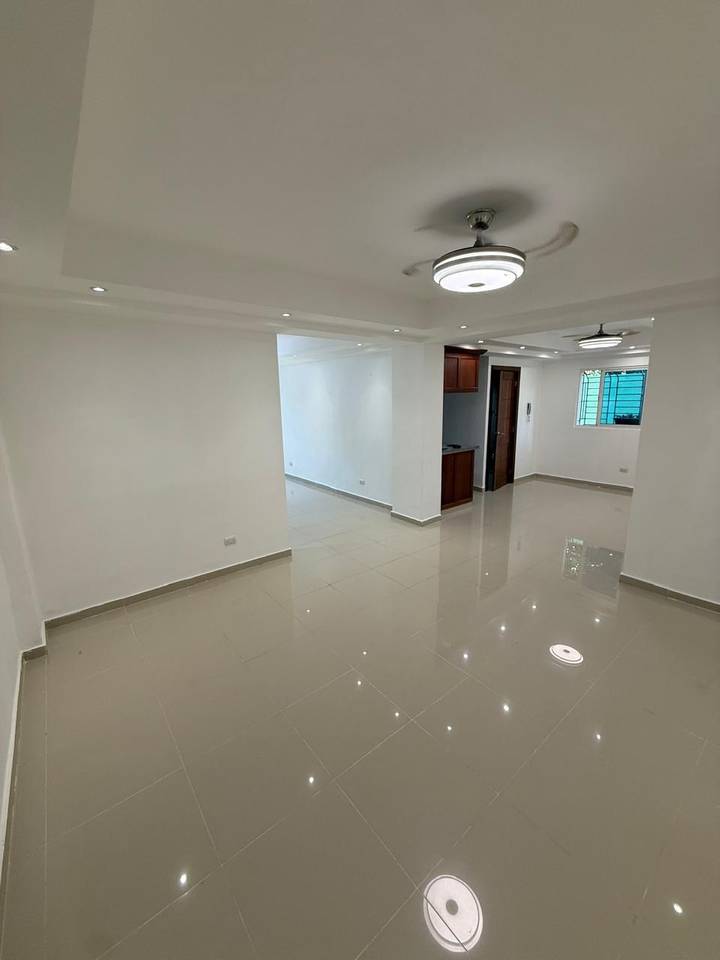Amplio Apartamento en venta en Los Restauradores