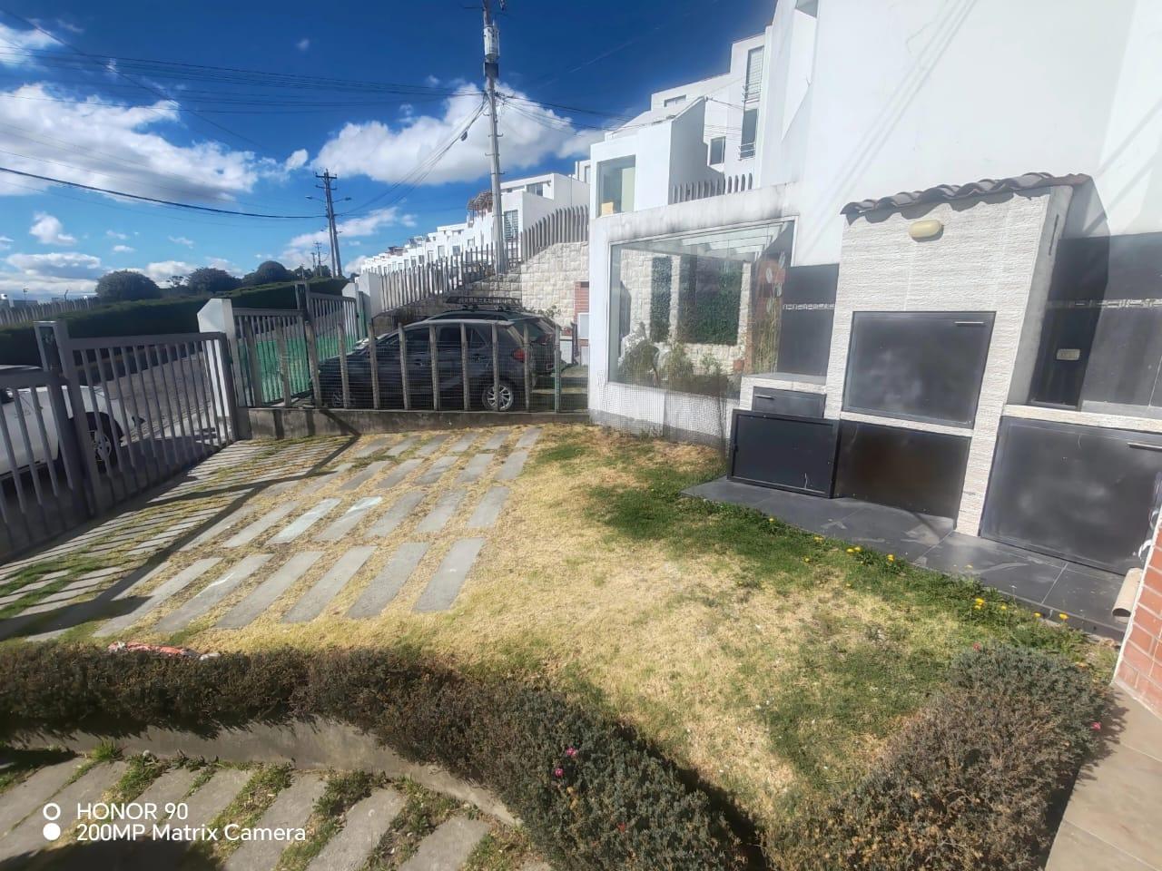 Casa for sale in Pichincha | Quito | El Pinar, CASA EN VENTA 208 m² - PINAR ALTO