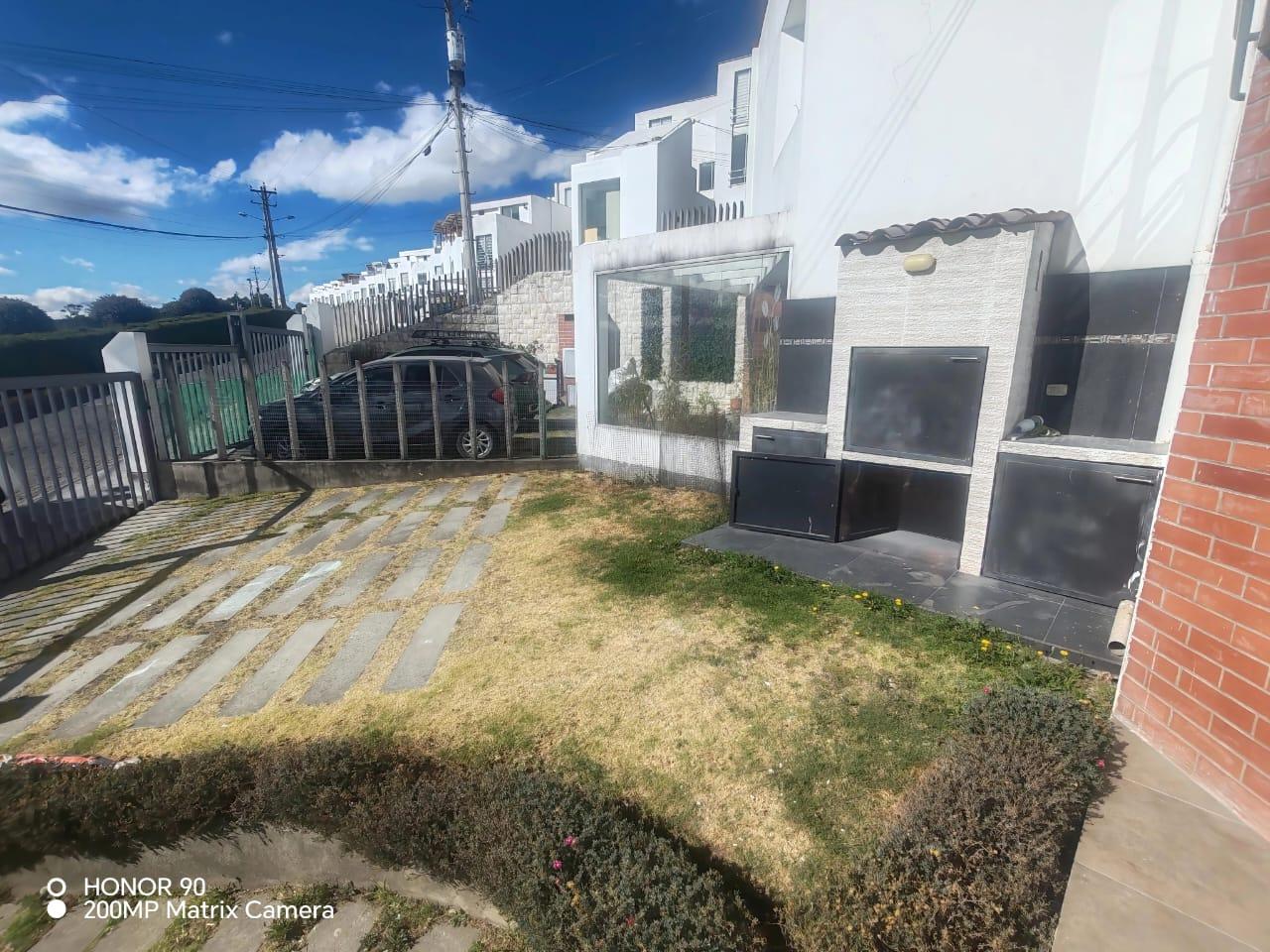 Casa for sale in Pichincha | Quito | El Pinar, CASA EN VENTA 208 m² - PINAR ALTO