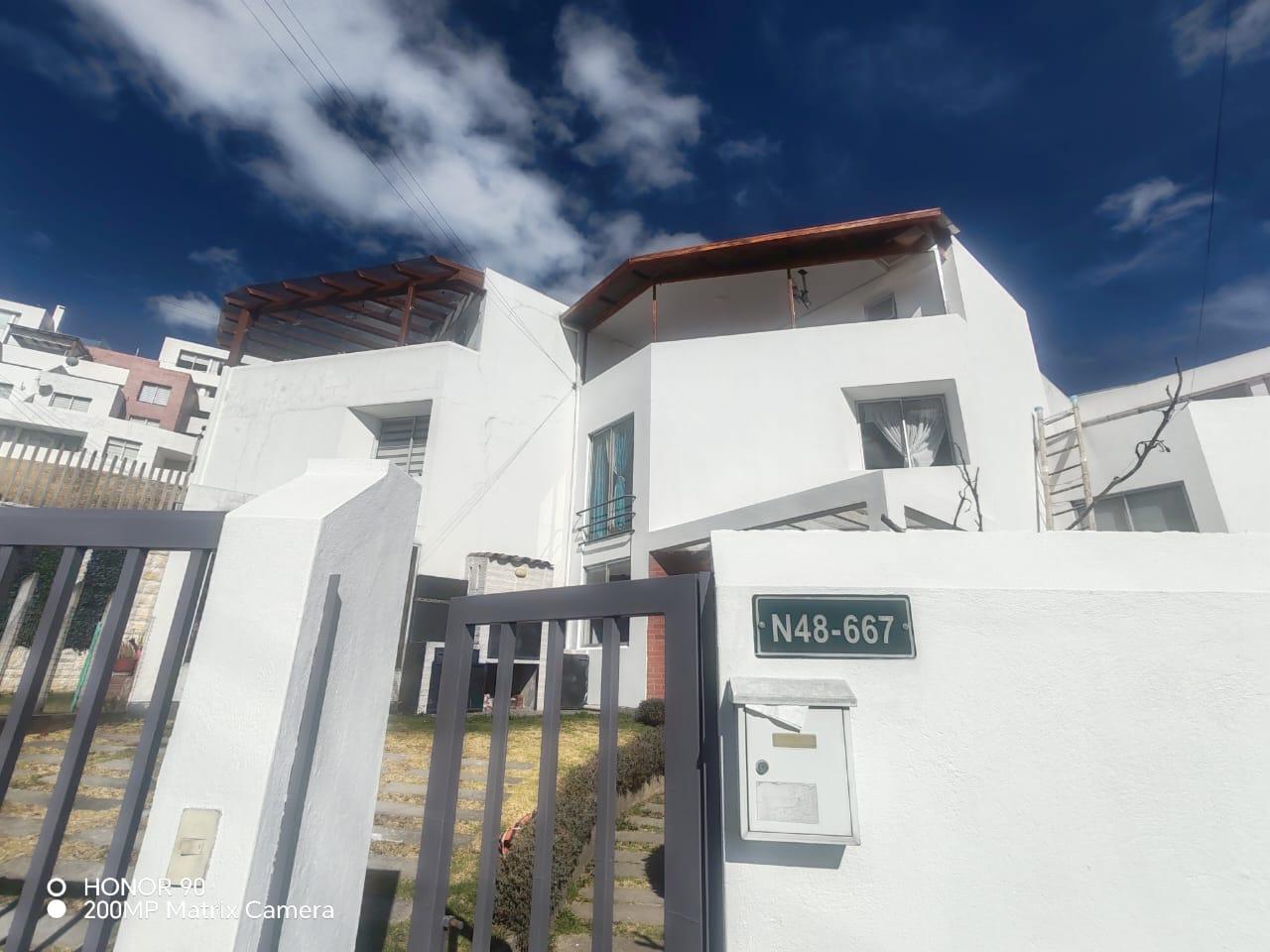 Casa for sale in Pichincha | Quito | El Pinar, CASA EN VENTA 208 m² - PINAR ALTO