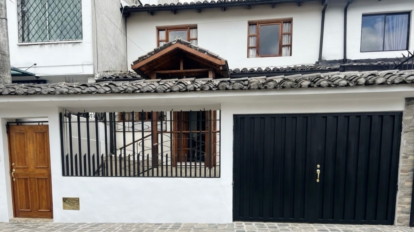 CASA AV. REAL AUDIENCIA CONJUNTO BARCINO 1