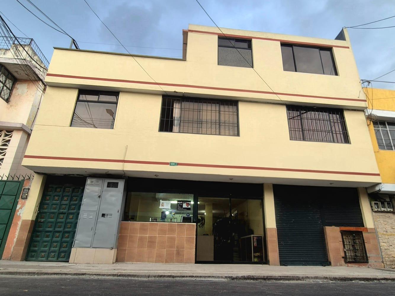 Casa Rentera con 6 Departamentos y 2 Locales en Venta – La Michelena