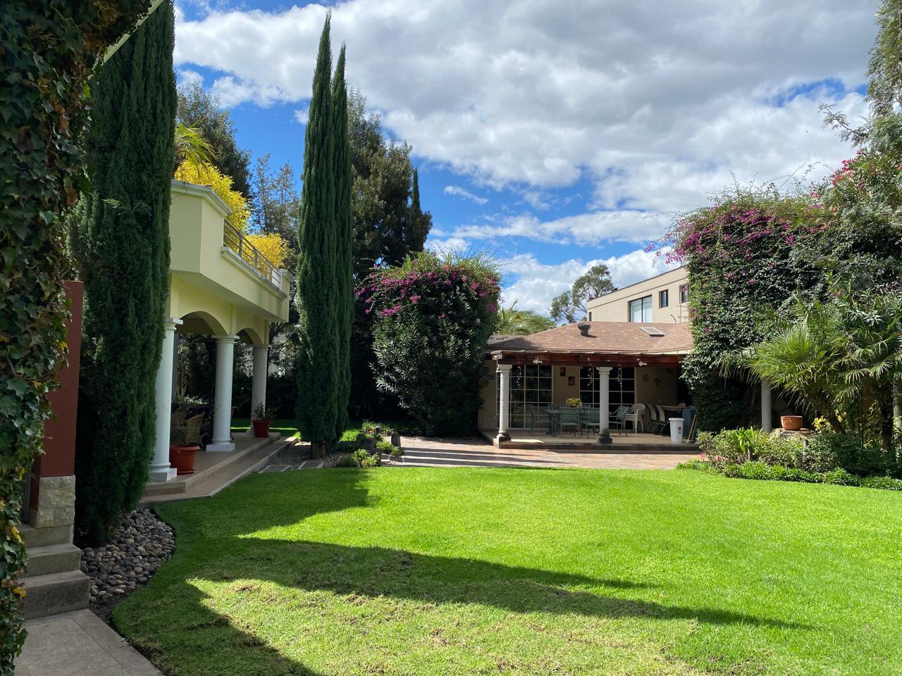 CASA DE LUJO EN VENTA EN CUMBAYÁ