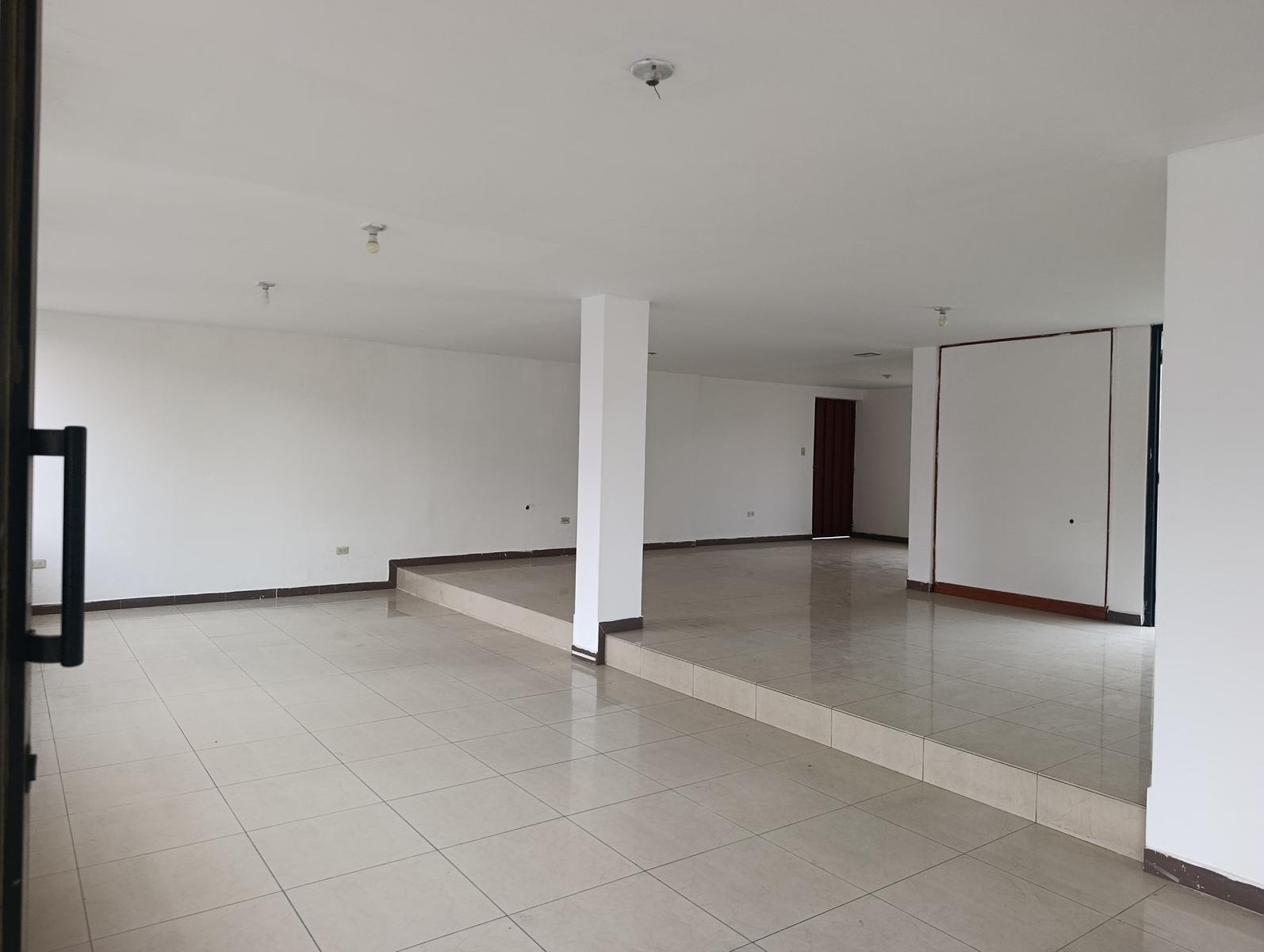 CASA COMERCIAL EN CUMBAYÁ 250m2 - 7 PARQUEADEROS - PATIO 100m2