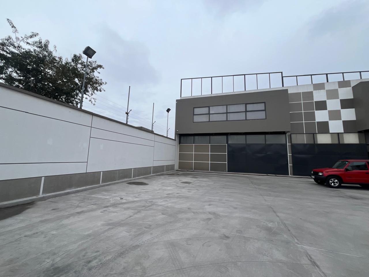 Renta de Oficinas y Bodegas modernas-Sector Calderón