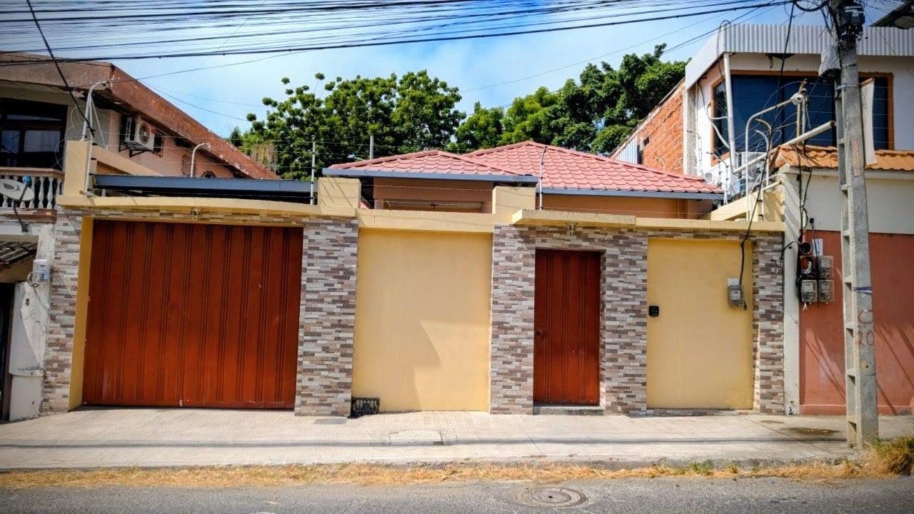 CASA EN VENTA EN EL CENTRO DE MANTA
