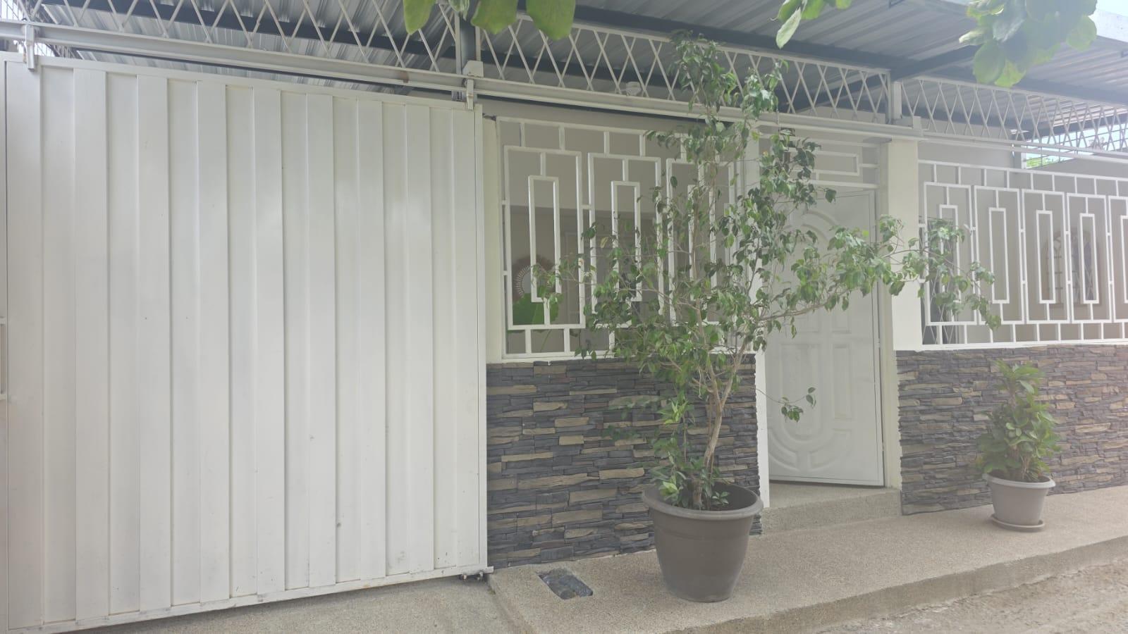 CASA EN VENTA AL NORTE DE MANTA