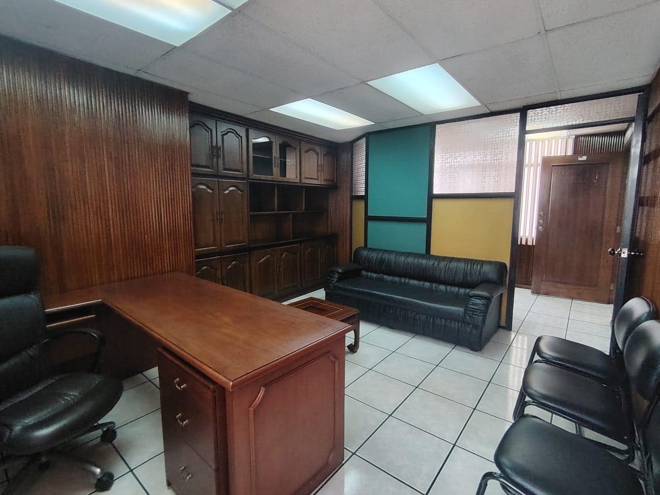 Arriendo oficina amoblada o consultorio en seis de diciembre y Colón, frente al hospital Baca Ortiz
