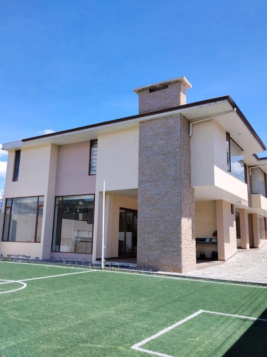 Casa de venta con terreno en Calderón, centro Landazuri