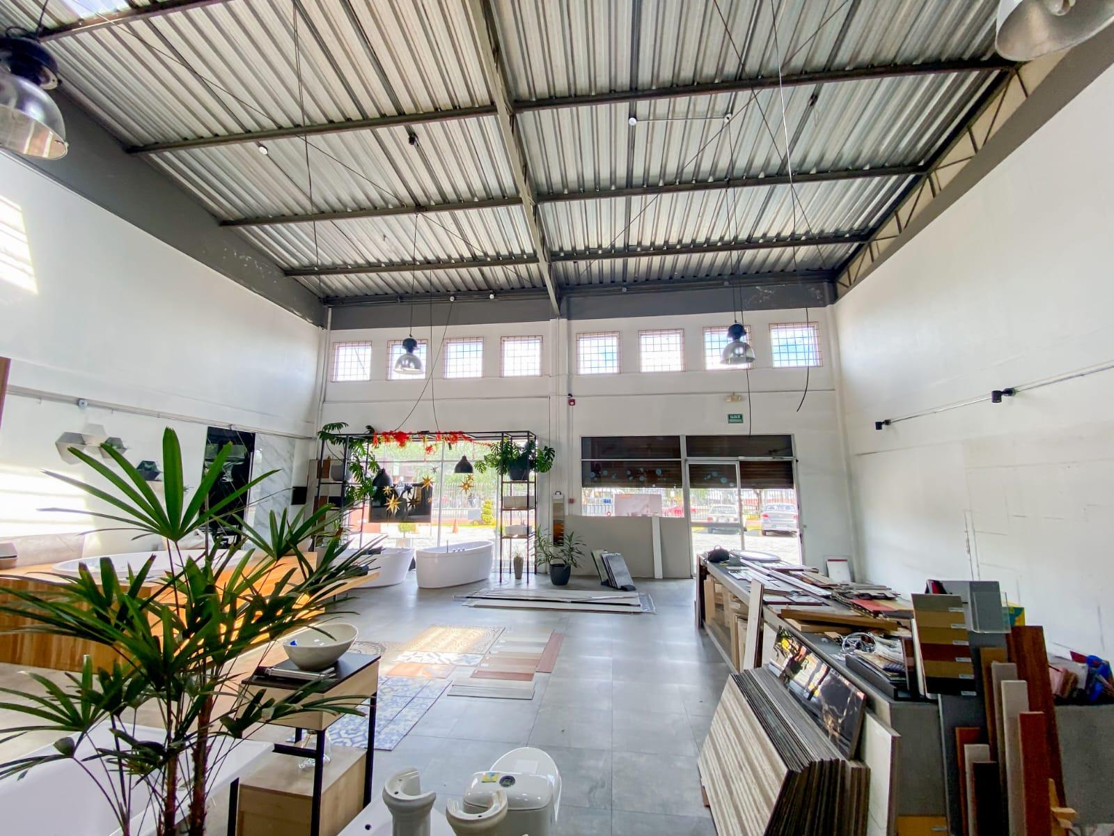 Local en venta en Pichincha | Quito | Norte de Quito, Conjunto de Almacenes y Bodegas" Parkenor", 414 m²