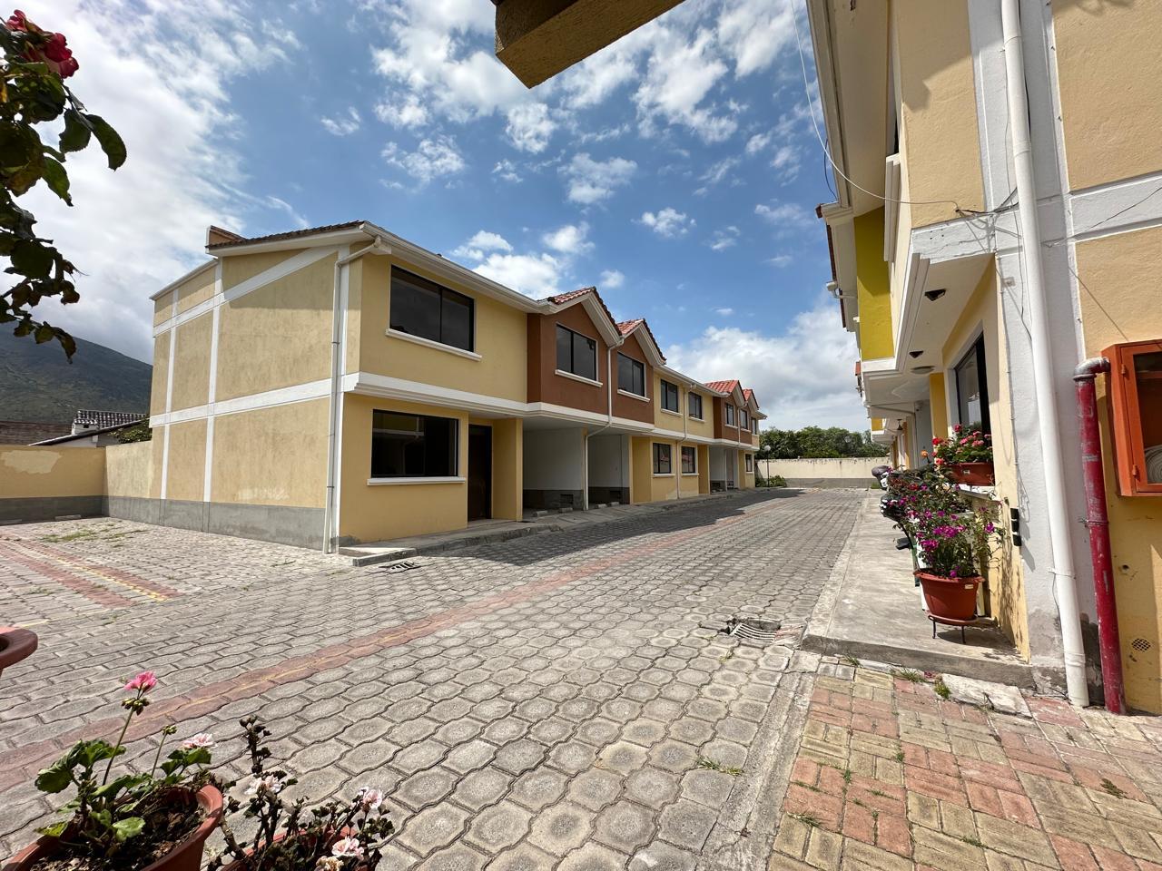 MITAD DEL MUNDO HOUSE FOR SALE WITH PATIO, TERRACE AND BALCONY 2