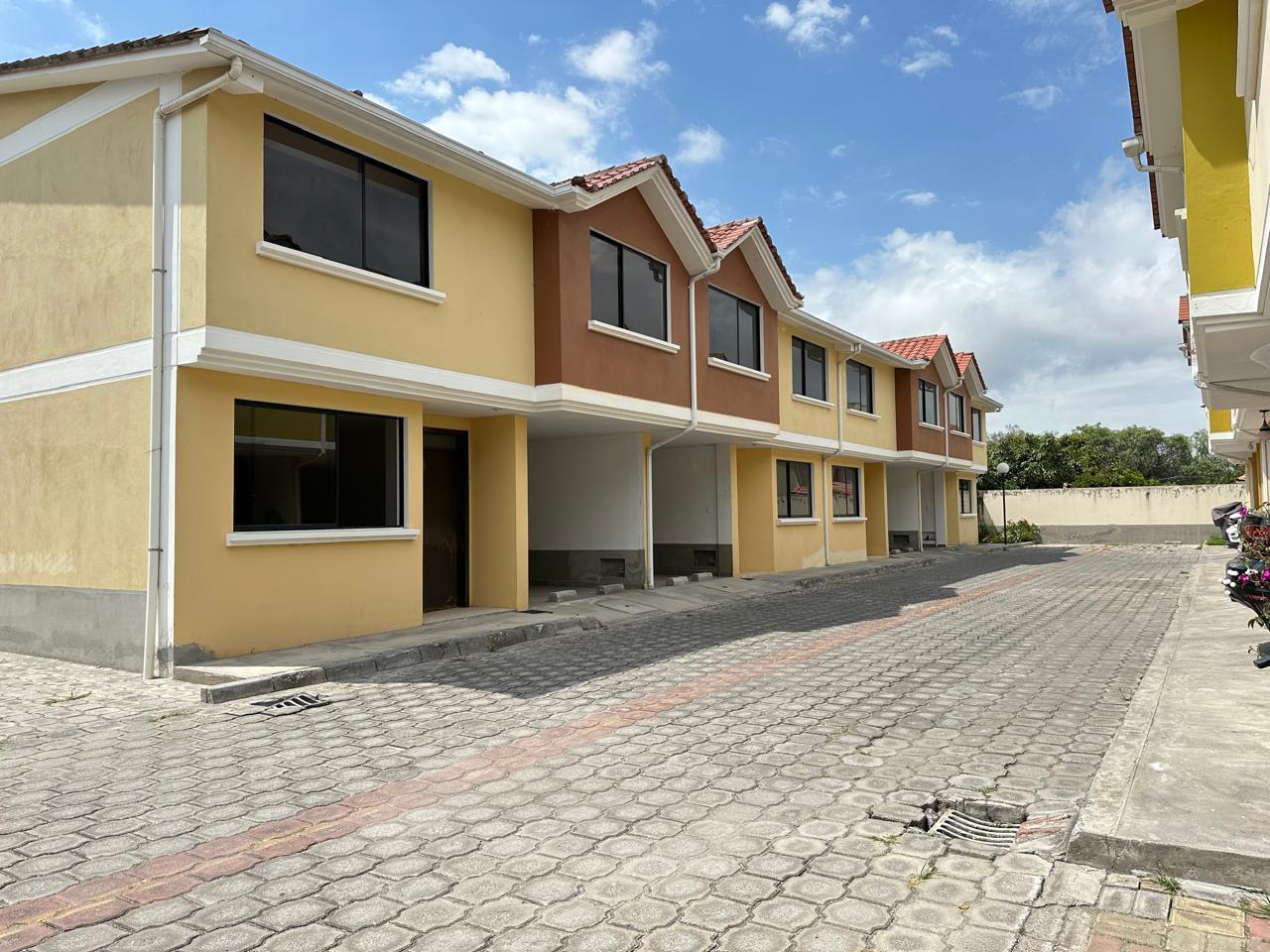 MITAD DEL MUNDO HOUSE FOR SALE WITH PATIO, TERRACE AND BALCONY