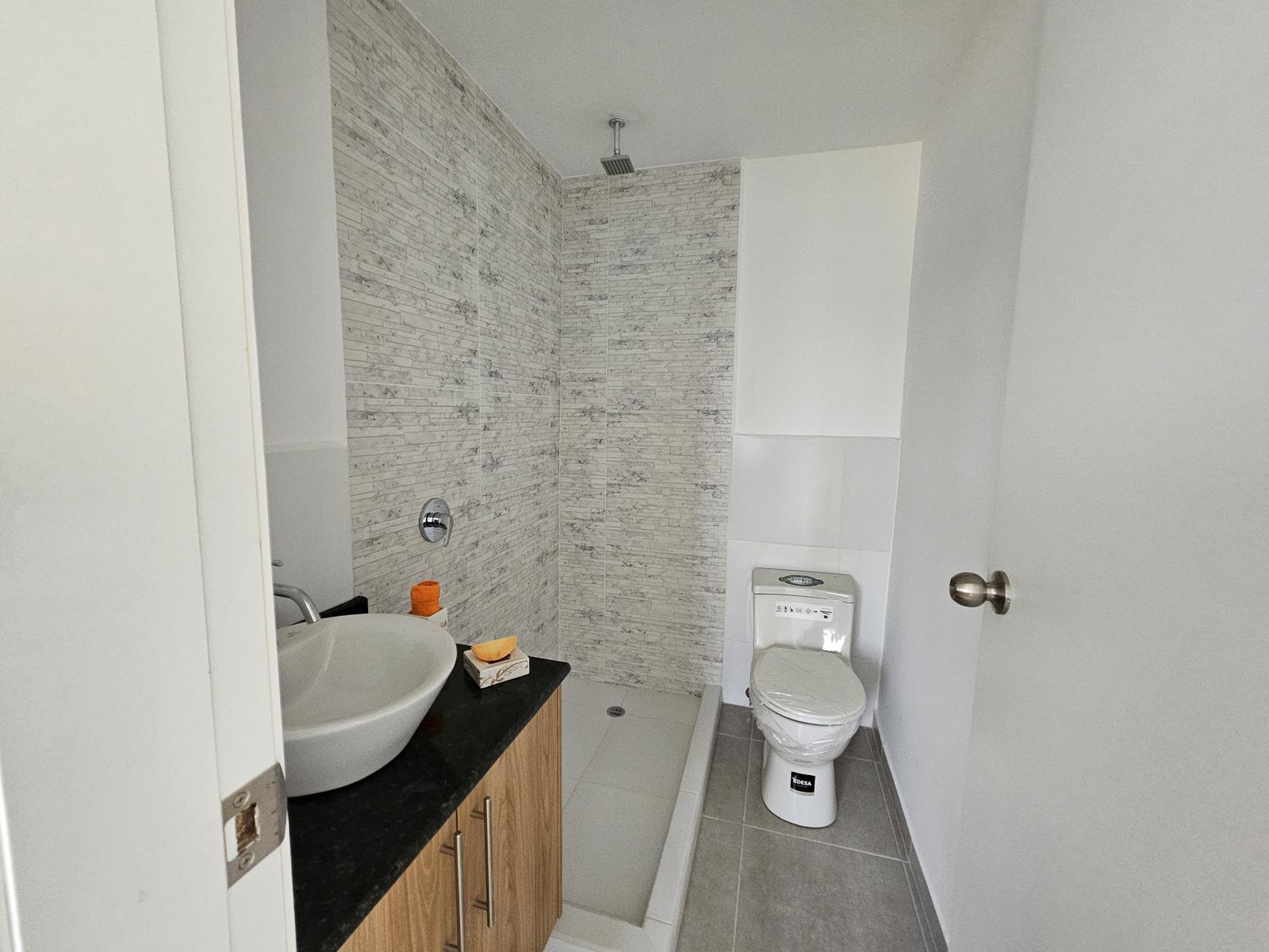 Your New Home Awaits! ???? Manta - Jaramijó Road - Discover this beautiful house located in a strategic area, with easy access to beaches, shopping centers and schools. Ideal for living in peace and close to everything. 5