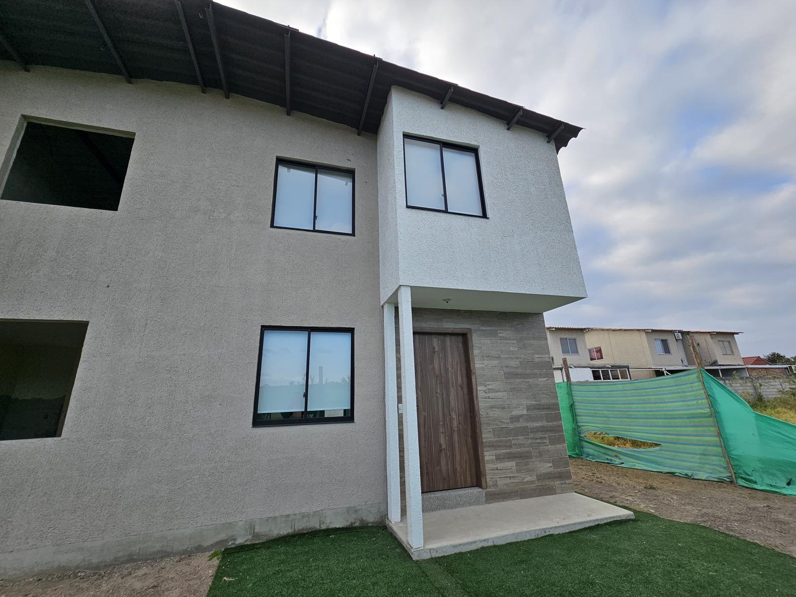 Your New Home Awaits! ???? Manta - Jaramijó Road - Discover this beautiful house located in a strategic area, with easy access to beaches, shopping centers and schools. Ideal for living in peace and close to everything. 2