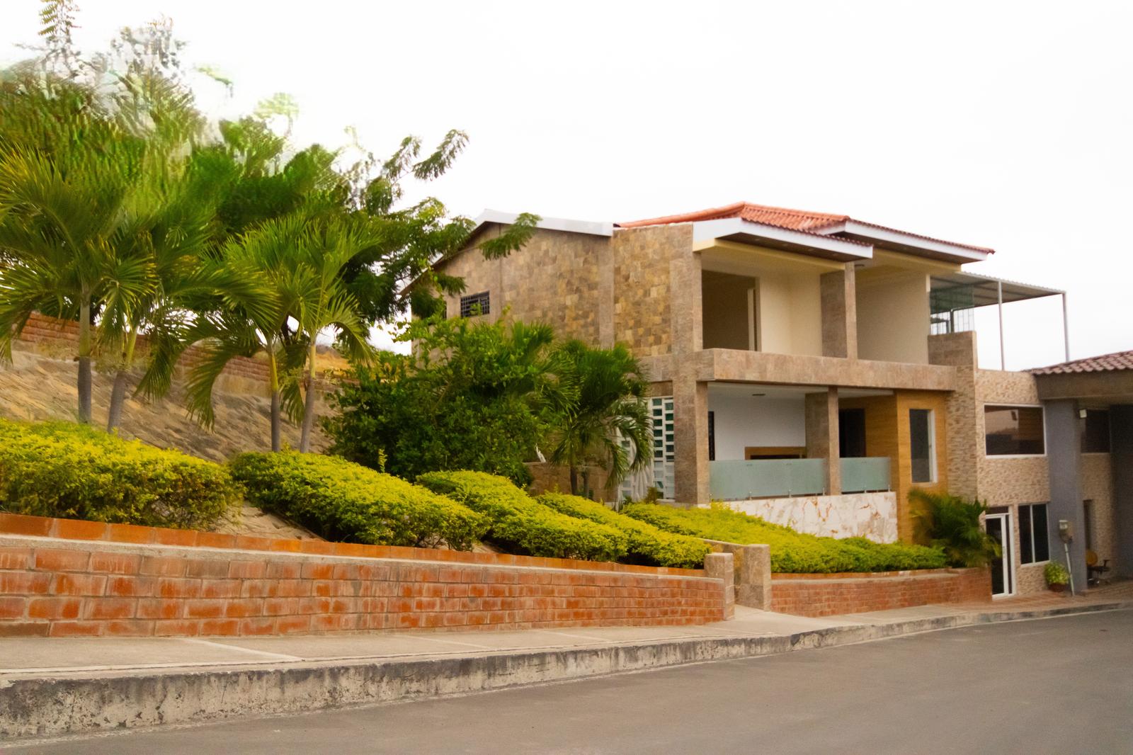 Your New Home Awaits in Manta's Best Area!