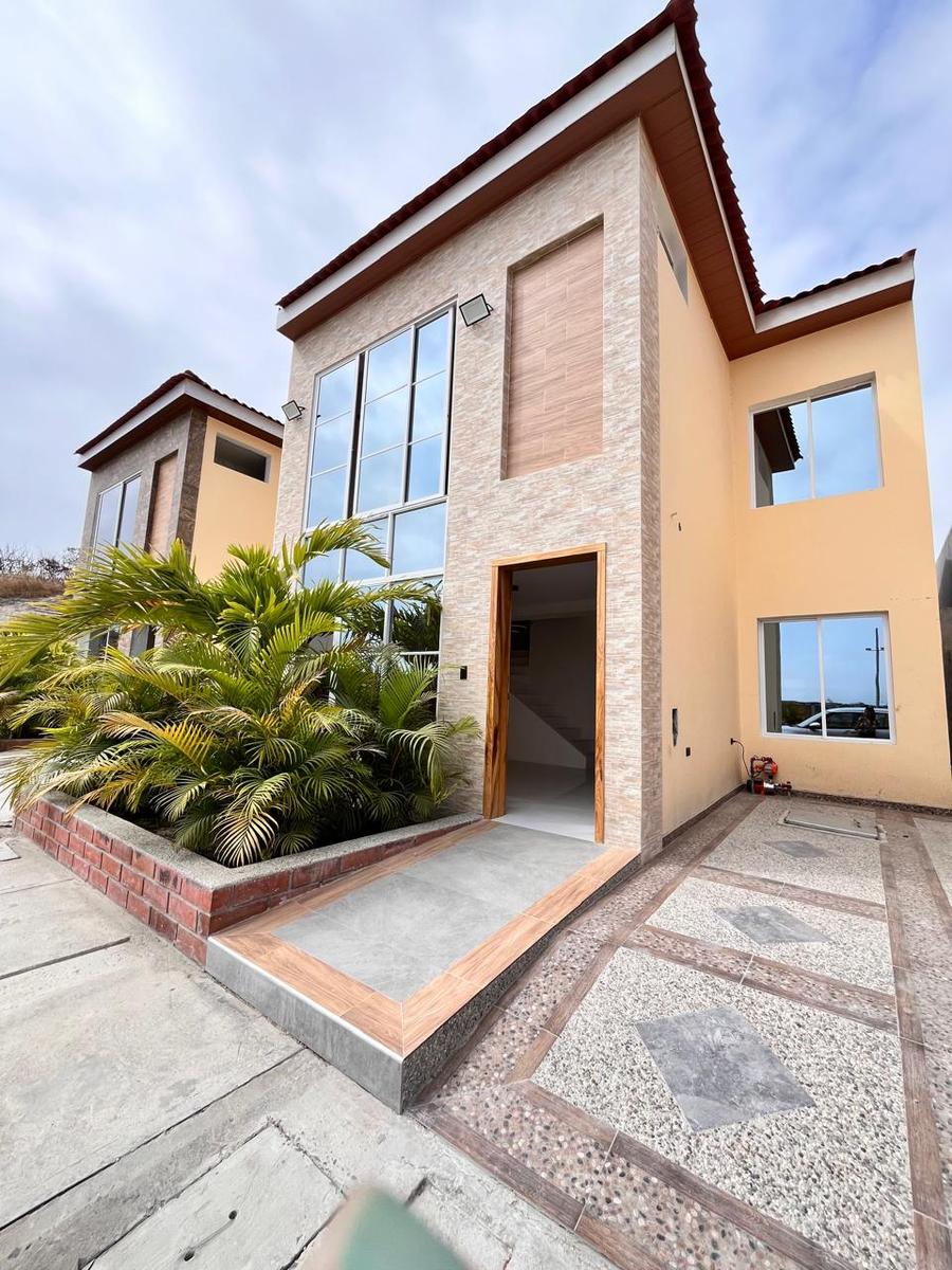 Live in Comfort and Prime Location! Townhouse for Sale – Loma Dorada Gated Community
