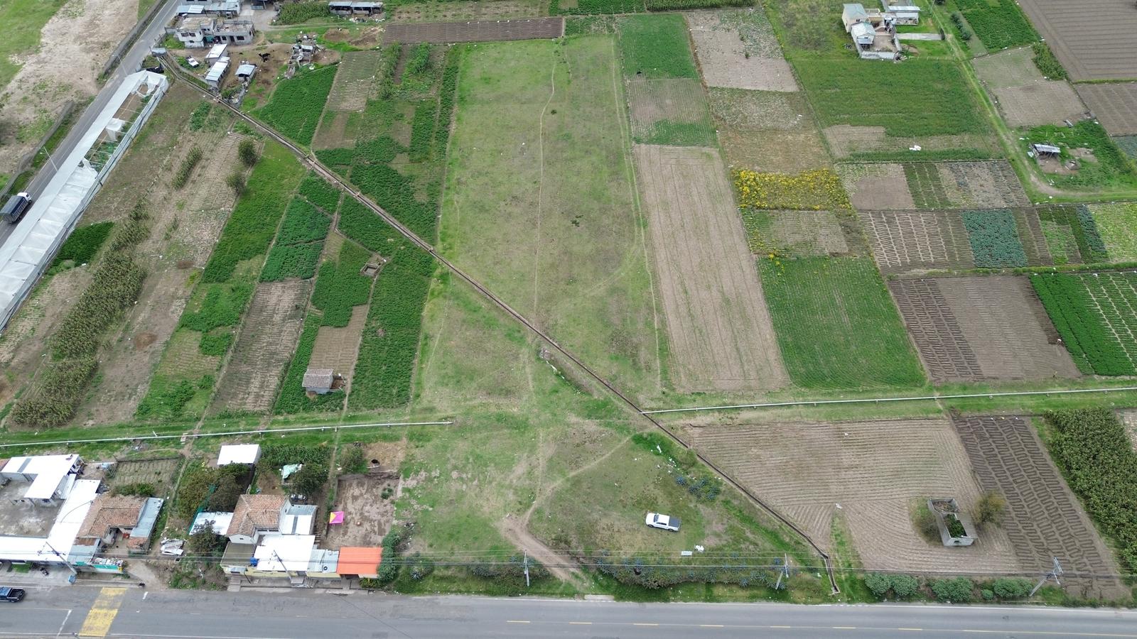 Land in Northern Ambato 4