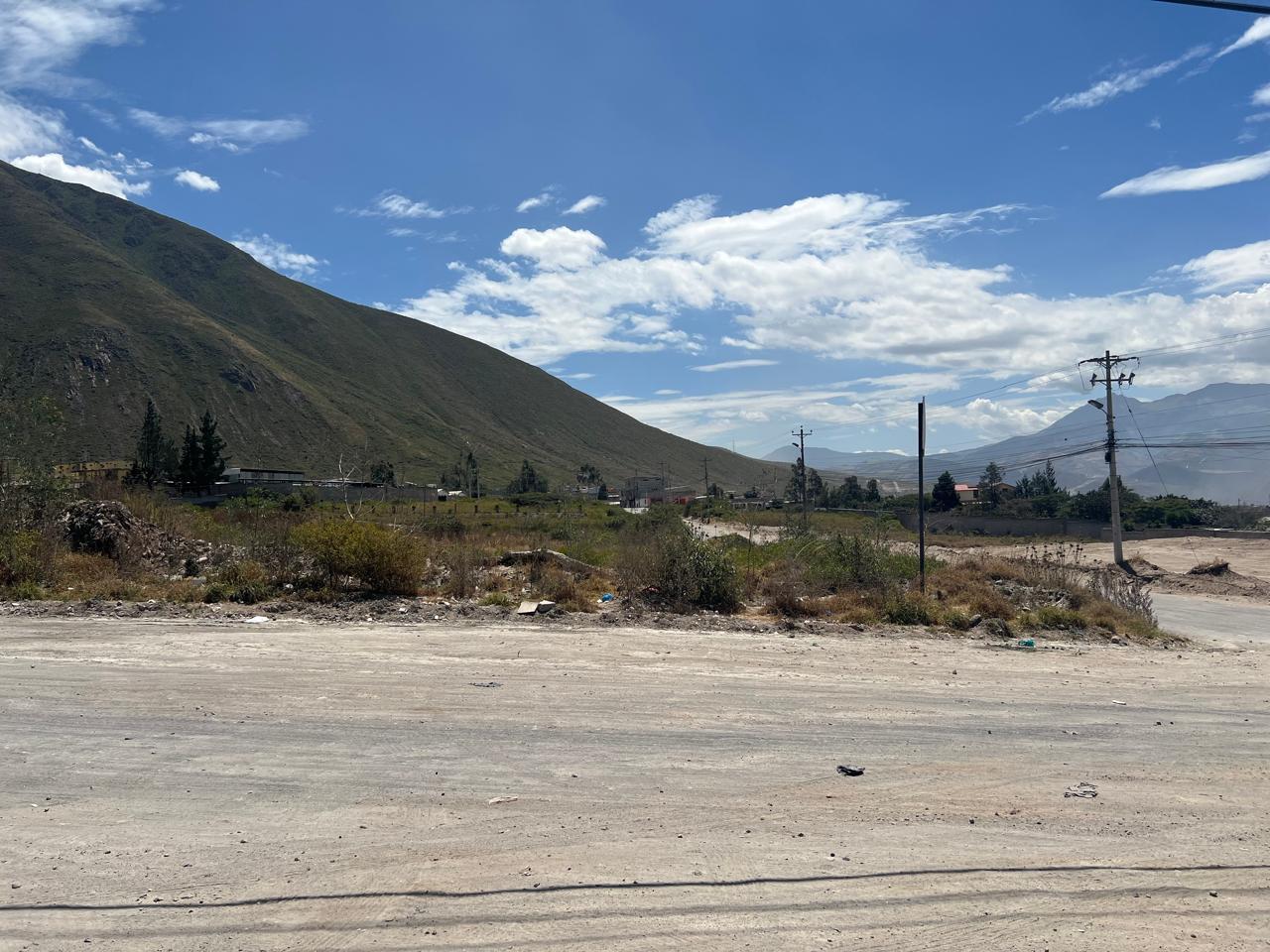 Terreno ESQUINERO, $55 c/m2, Mitad del Mundo, Inversión, Todo Servicio