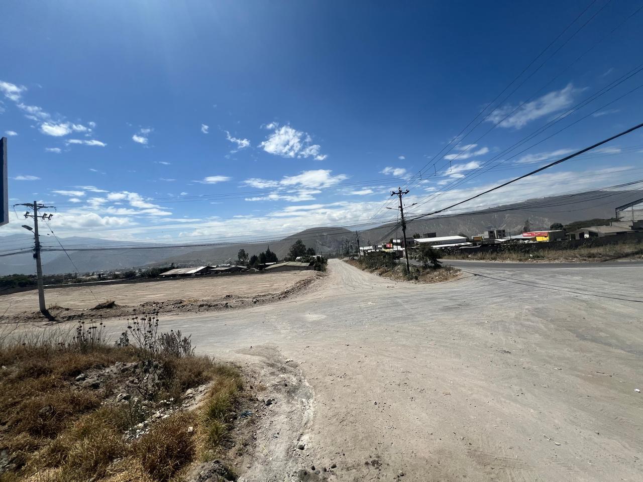 Terreno ESQUINERO, $55 c/m2, Mitad del Mundo, Inversión, Todo Servicio
