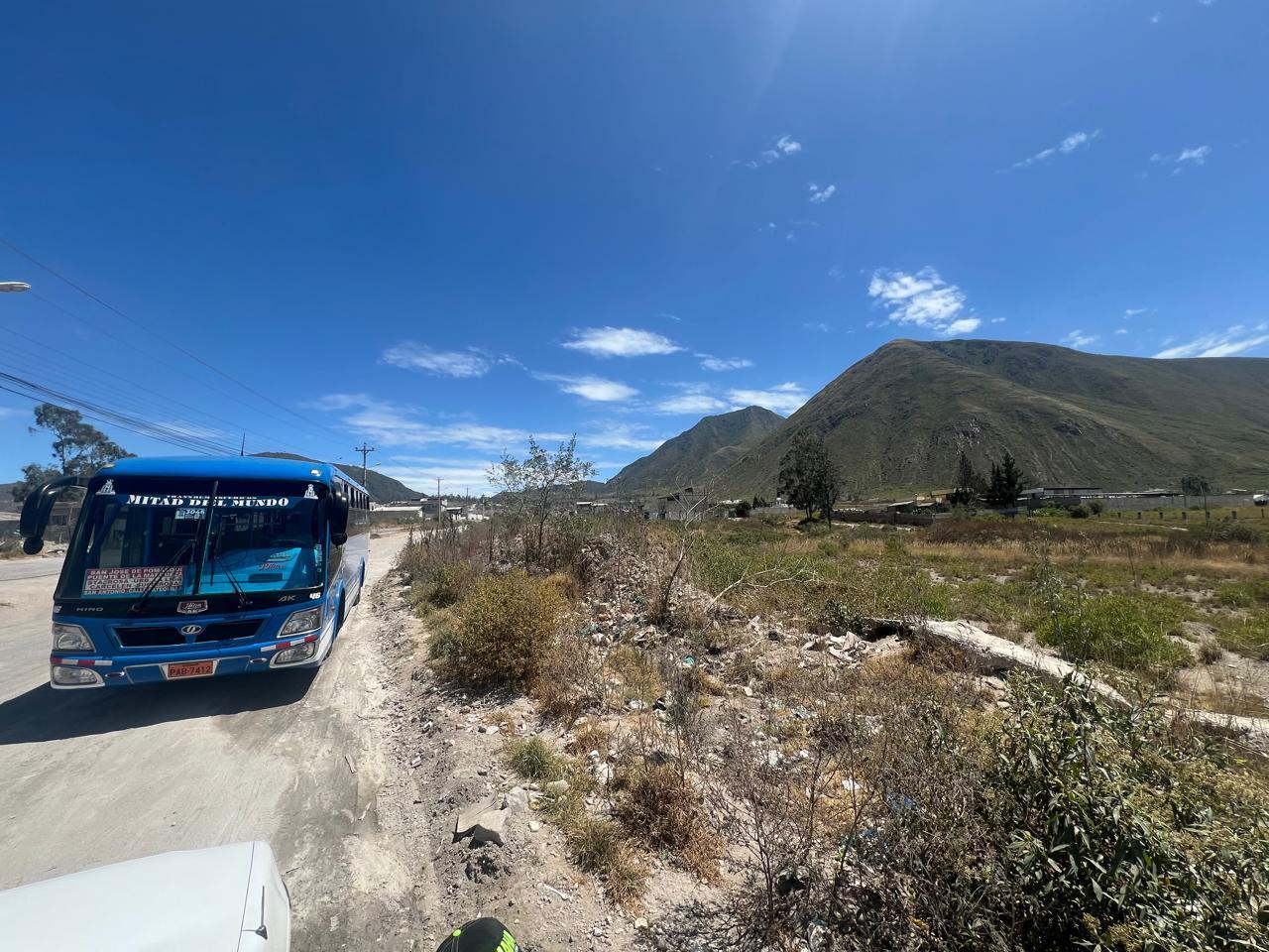 Terreno ESQUINERO, $55 c/m2, Mitad del Mundo, Inversión, Todo Servicio