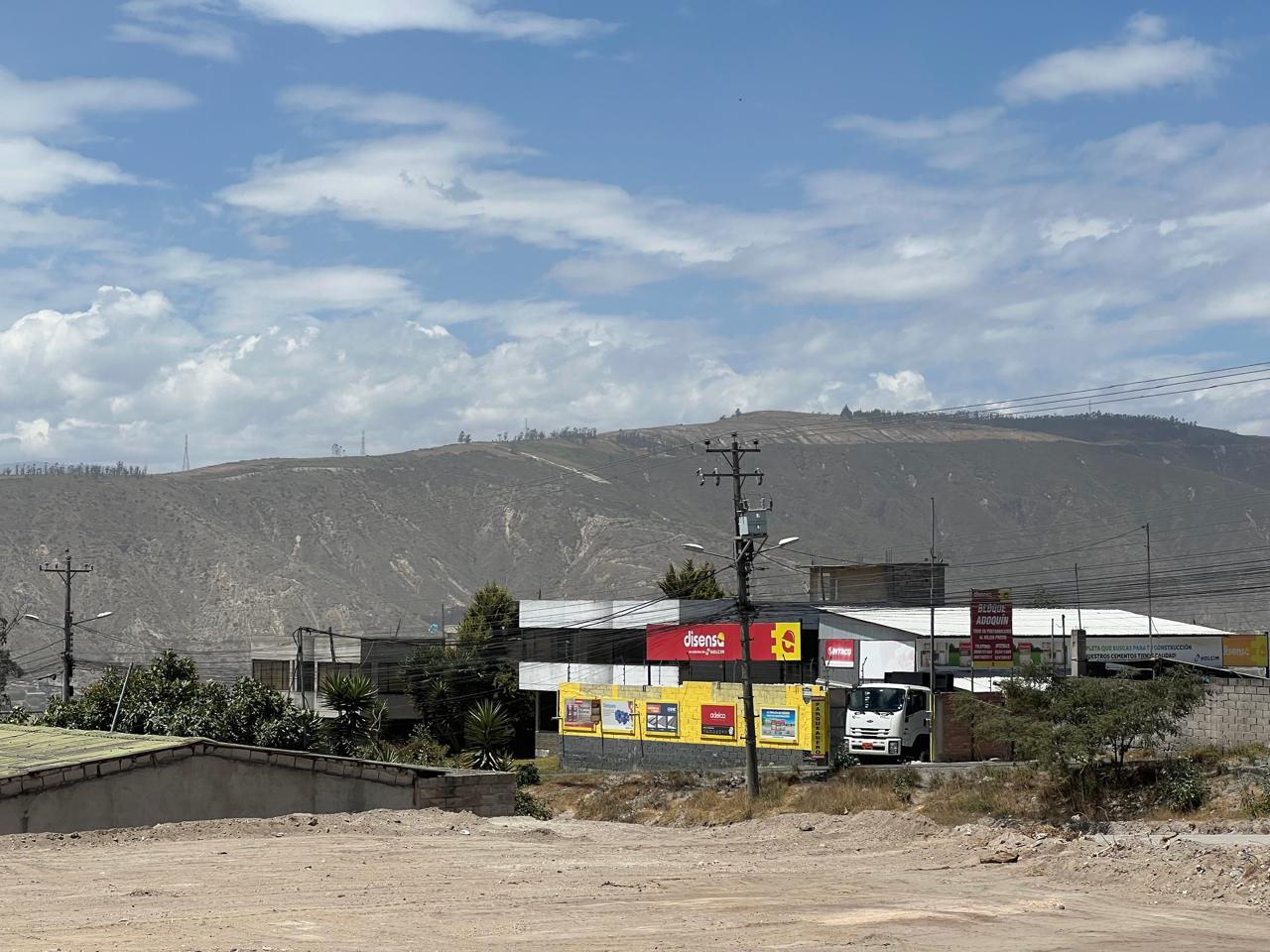 Terreno ESQUINERO, $55 c/m2, Mitad del Mundo, Inversión, Todo Servicio