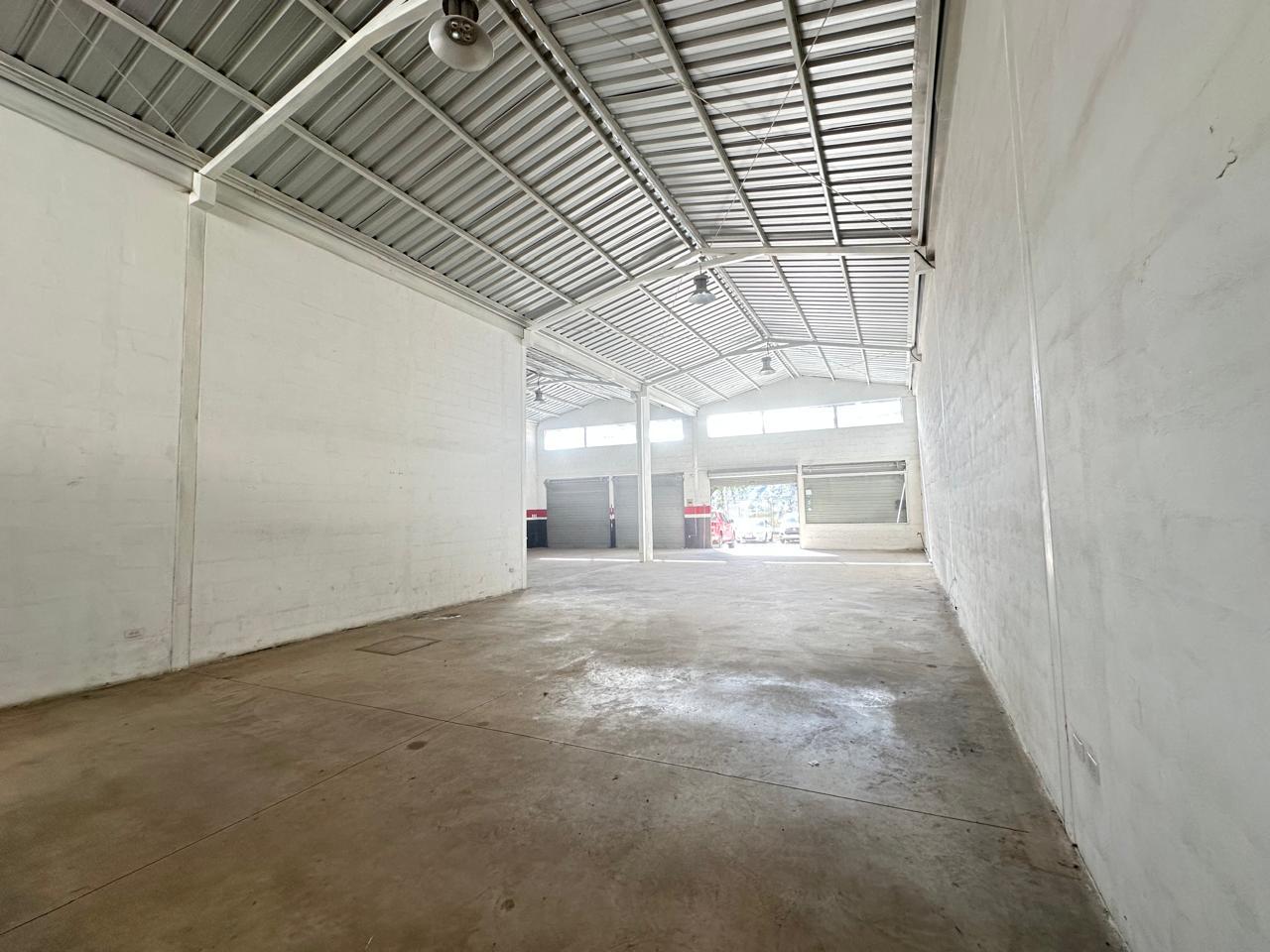 Local en alquiler en Pichincha | Quito | Mitad del Mundo, Manuel Córdova Galarza, 400 m²