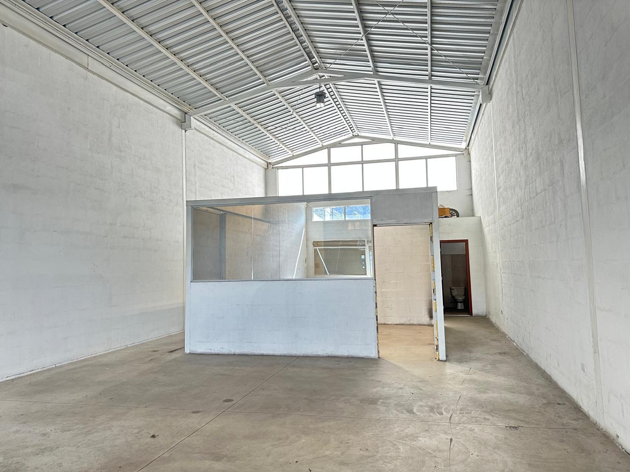 Local en alquiler en Pichincha | Quito | Mitad del Mundo, Manuel Córdova Galarza, 400 m²
