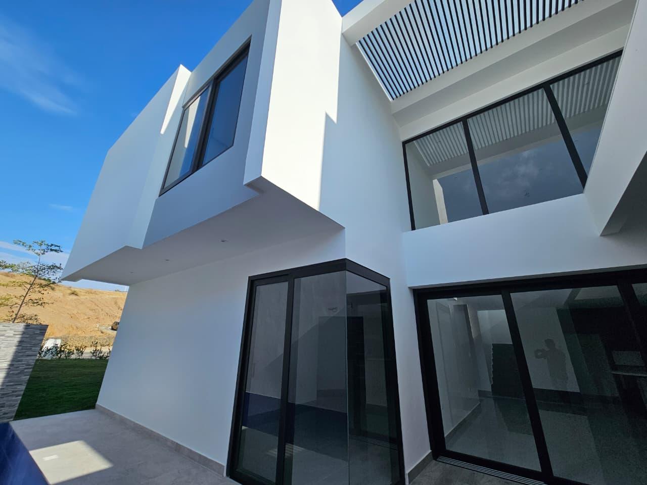 Spectacular house, located in the southern area of the City of Manta 3