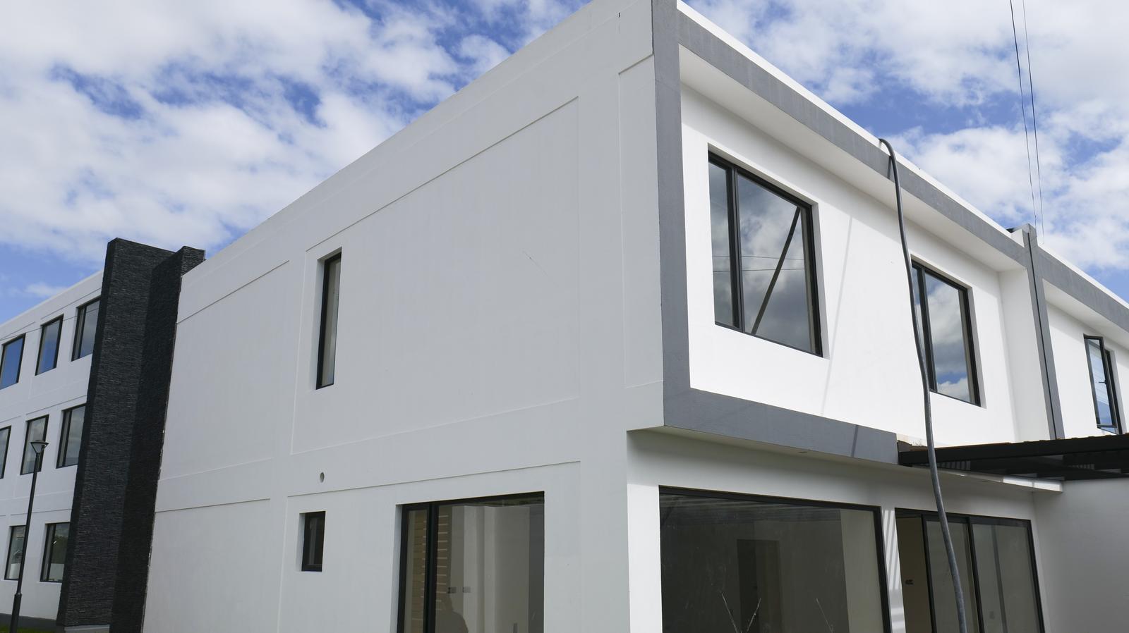 BEAUTIFUL NEW CONSTRUCTION BUILDING IN TUMBACO AREA 2